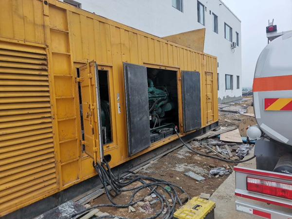 托克托如何在发电机出租合同中约定设备的维修和保养责任？