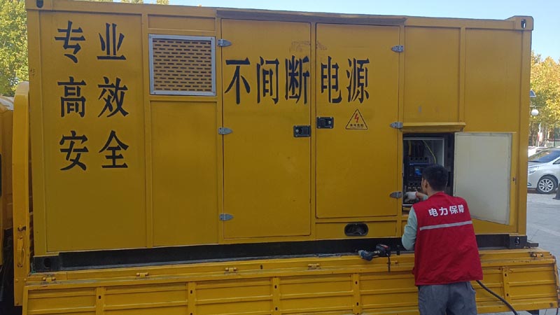 托克托柴油发电机组和UPS电源配合使用时，如何避免切换过程中的电力中断？